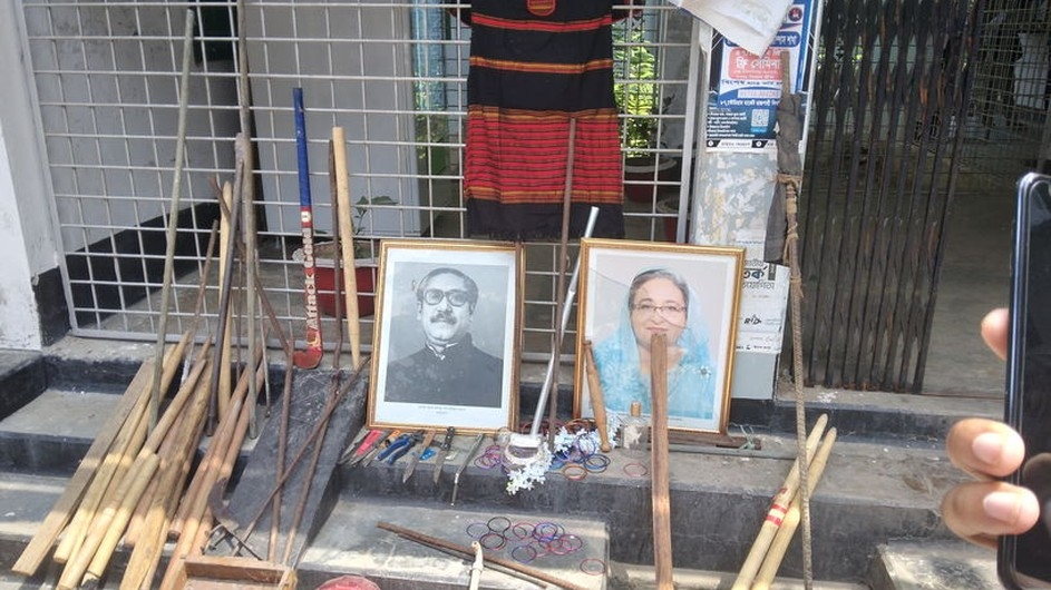 রাবির শেরে-বাংলা হলে অভিযান চালিয়ে অস্ত্র ও মাদকদ্রব্য উদ্ধার