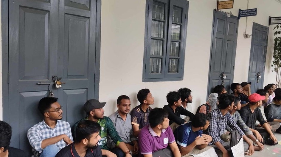 চার দফা দাবিতে রাবির গণযোগাযোগ ও সাংবাদিকতা বিভাগে তালা