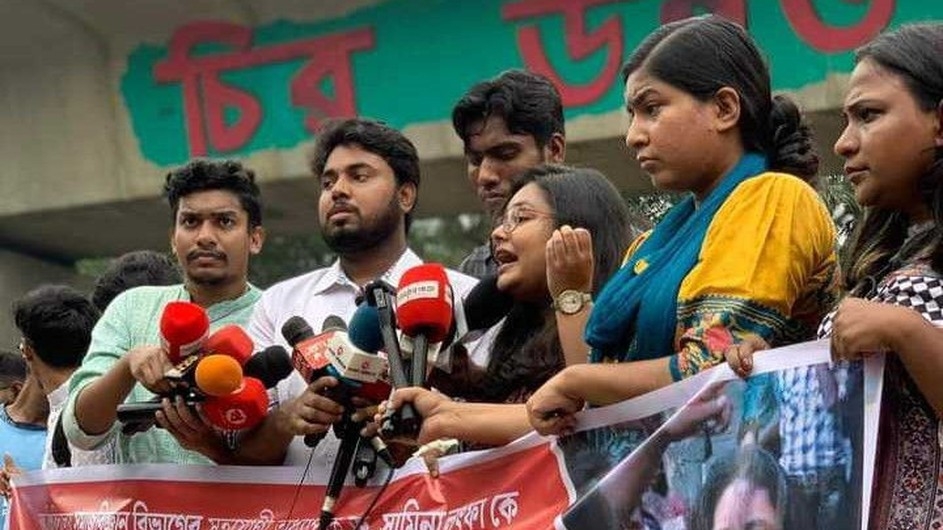 পাঠ্যপুস্তক সংশোধন কমিটি থেকে বাদ সামিনা লুৎফা: ঢাবিতে বিক্ষোভ