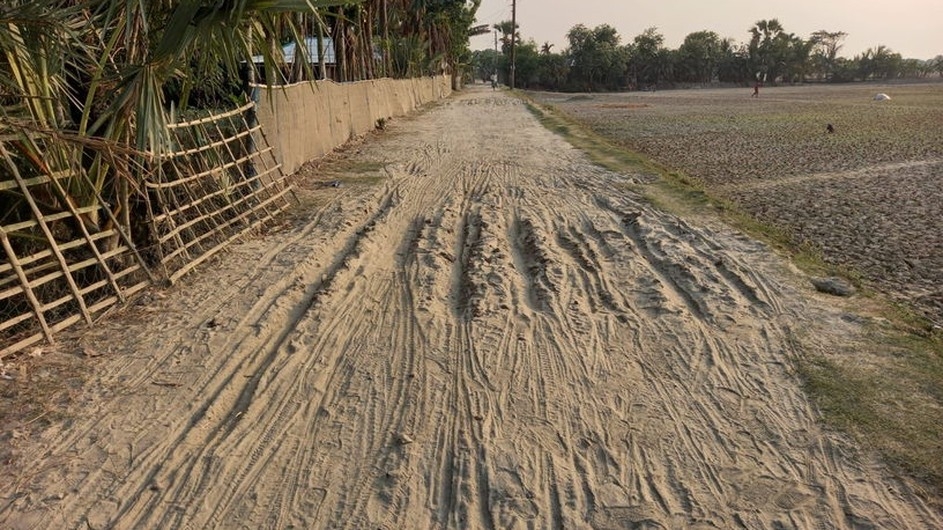 ঠিকাদার পলাতক, চরম ভোগান্তিতে এলাকাবাসী