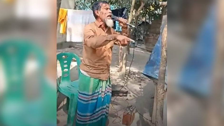 মোবাইল চুরি হওয়ায় মাইক ভাড়া করে চোরকে গালিগালাজ!