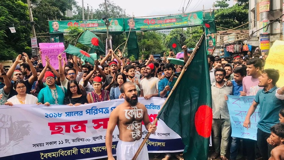 কোটা বিরোধী আন্দোলন:জবি শিক্ষার্থীদের সড়ক অবরোধ