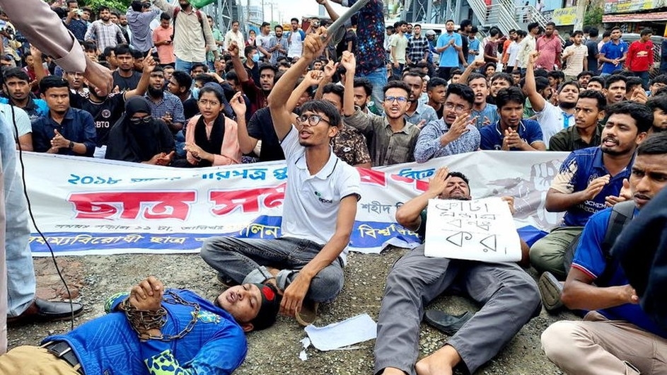 কোটা বাতিলের দাবিতে চবি শিক্ষার্থীদের মহাসড়ক অবরোধ