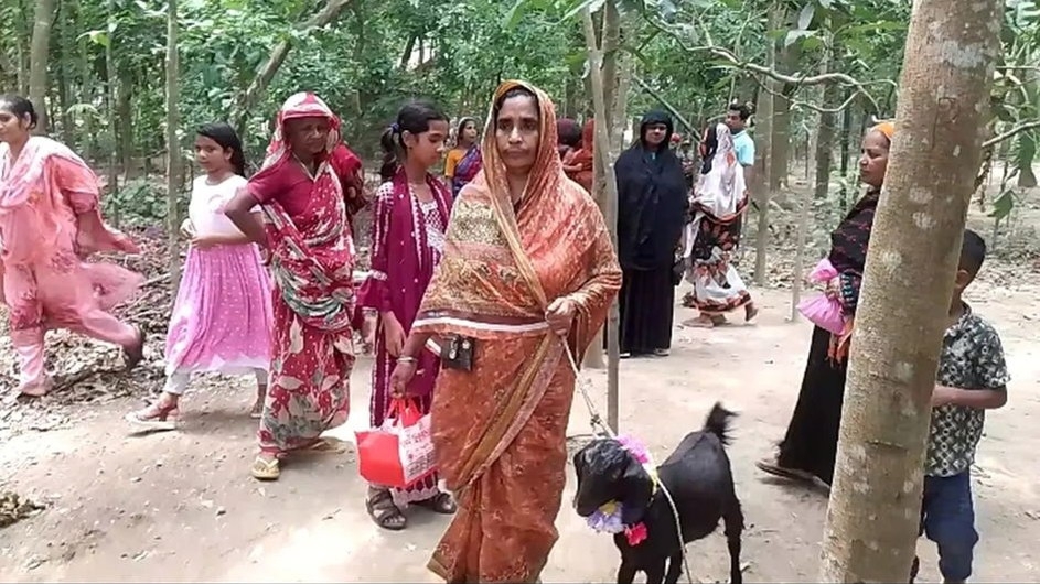 সন্তান হওয়ায় খাসি নিয়ে ঢোল পিটিয়ে কবিরাজের বাড়িতে দম্পতি