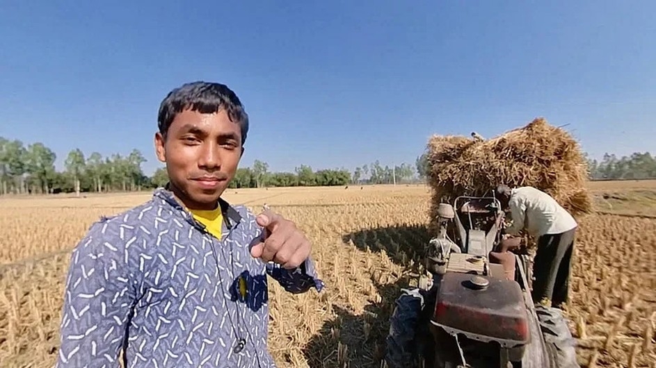 ইংরেজিতে ভ্লগ করেই তারকা পঞ্চগড়ের দয়াল চন্দ্র বর্মন