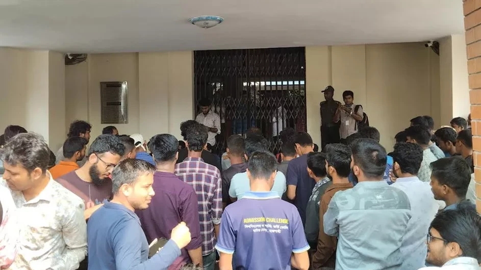 রাবির প্রশাসনিক ভবনে তালা: প্রক্টরের পদত্যাগ দাবি