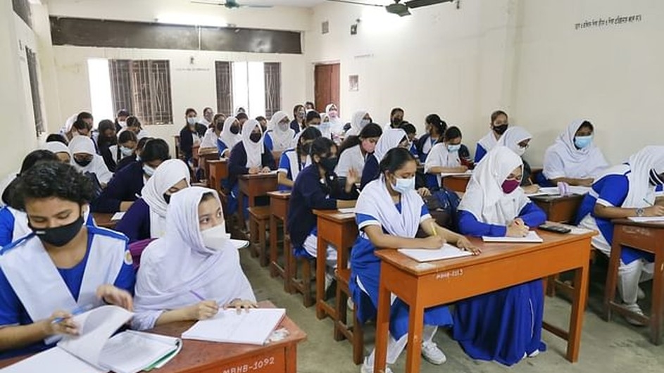 শিক্ষাপ্রতিষ্ঠানে গিয়ে আনন্দে শিক্ষার্থীরা