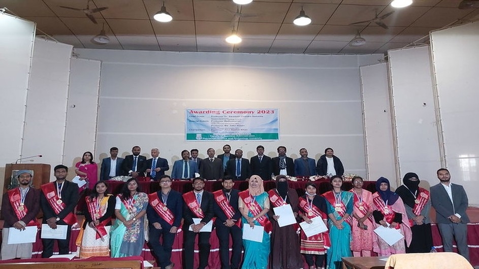 ডিন’স মেরিট অ্যাওয়ার্ড পেল পবিপ্রবির ৩১ শিক্ষার্থী