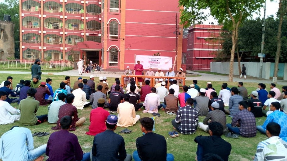 সম্প্রীতি ও ভ্রাতৃত্বের বন্ধনে রাজশাহী কলেজ মুসলিম ছাত্রাবাসের ইফতার