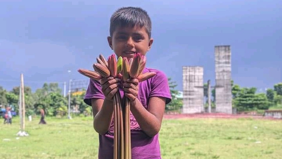ফুলেরাই যখন ফুল বিক্রেতা