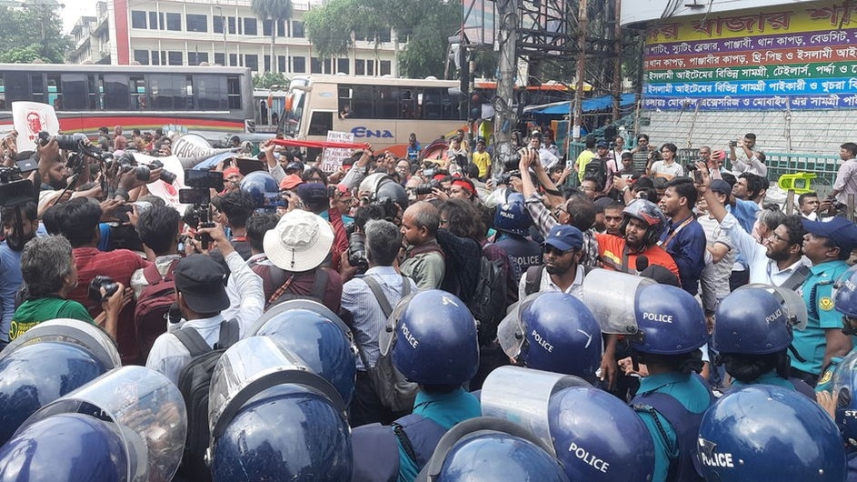 গুলিস্তানে প্রতিবাদী গানের মিছিলে পুলিশের বাধা, ধস্তাধস্তি