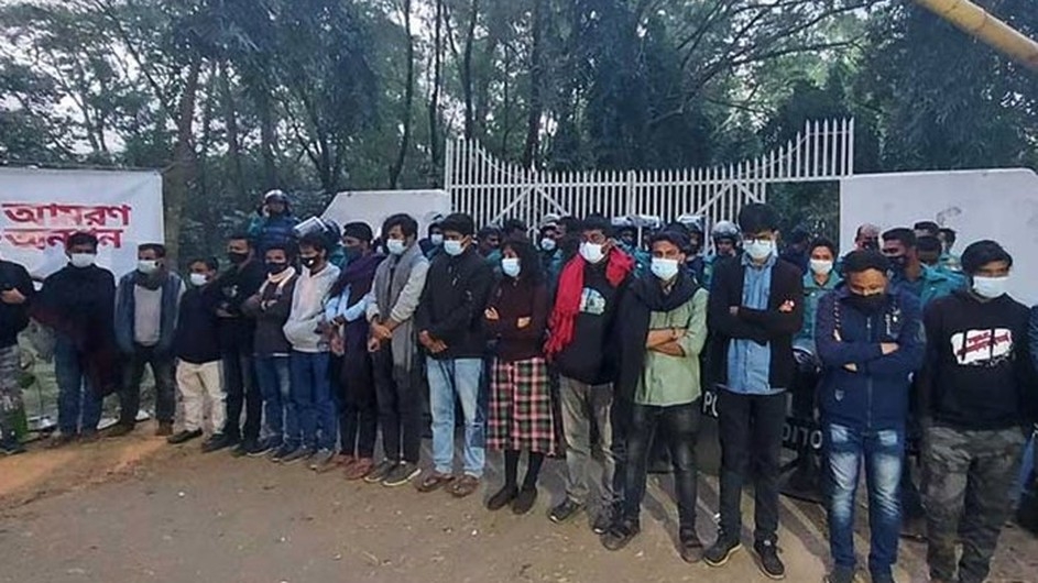 ভিসির বাসভবন অবরোধ তুলে নিলেন শাবিপ্রবি শিক্ষার্থীরা