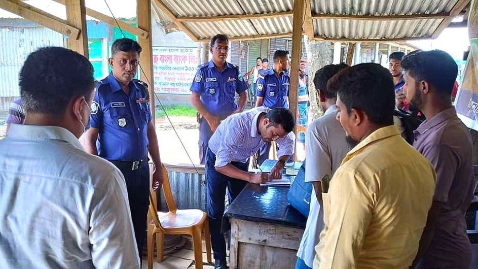 নোয়াখালীতে বালু মজুত করায়, ২ লাখ টাকা জরিমানা