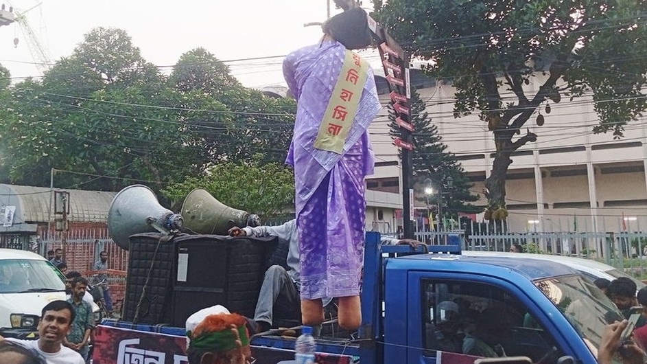 শাহবাগে ফাঁসিতে ঝুলছে ‘খুনি হাসিনা’