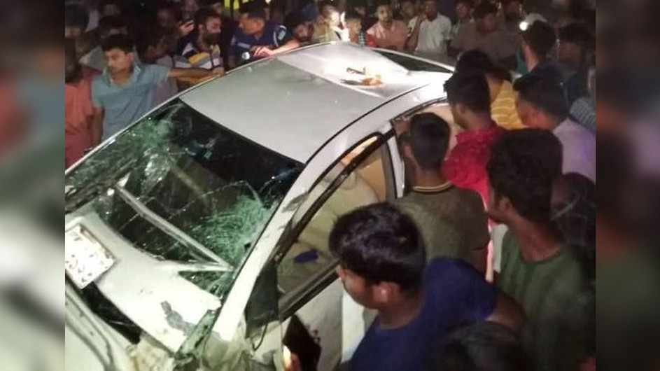 ঈশ্বরগঞ্জে বেপরোয়া মদবাহী গাড়ির ধাক্কায় আহত ১৫