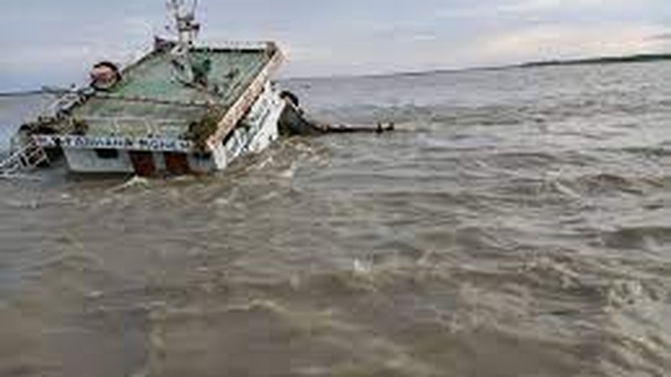 মেঘনায় ৩৯ যাত্রী নিয়ে ট্রলার ডুবি, ২ পুলিশসহ নিখোঁজ-১৯