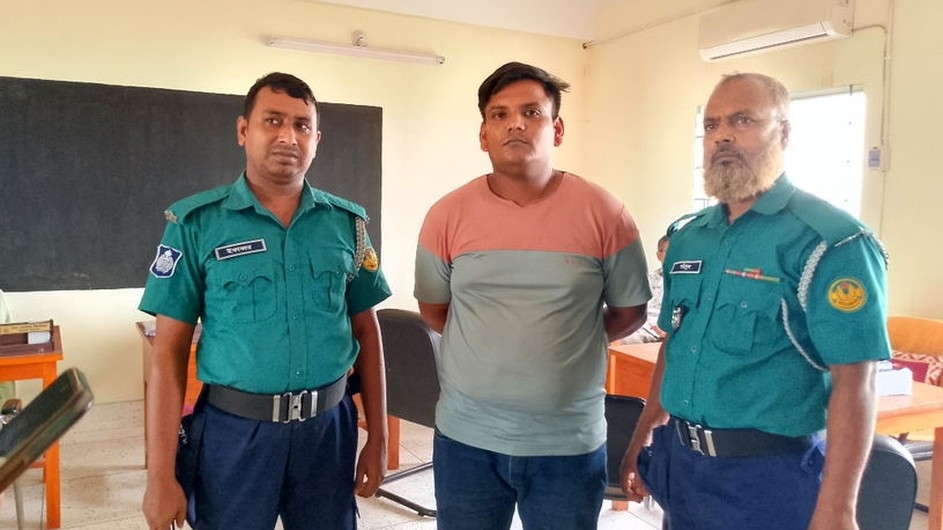 রাজশাহী কলেজে বহিরাগত কর্তৃক মেয়েদের উত্ত্যক্তের অভিযোগে আটক এক