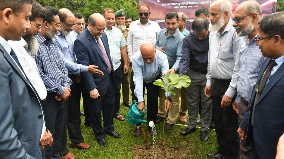 বাকৃবির ছাত্রবিষয়ক বিভাগের তত্ত্বাবধানে মাসব্যাপী বৃক্ষরোপণ কর্মসূচির উদ্বোধন