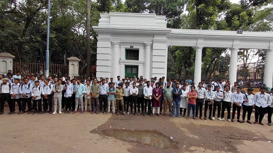 হাইকোর্টের সামনে পলিটেকনিক শিক্ষার্থীদের অবস্থান