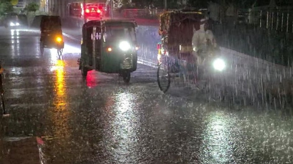 তীব্র গরমের পর রাজধানীতে স্বস্তির বৃষ্টি