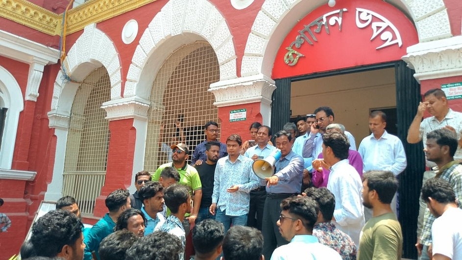 হোস্টেল সিট ভাড়া কমানোর দাবিতে শিক্ষার্থীদের তোপের মুখে, রাজশাহী কলেজ অধ্যক্ষ