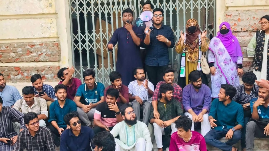 জবিতে প্রশাসনিক ভবনে তালা দিয়ে শিক্ষার্থীদের বিক্ষোভ