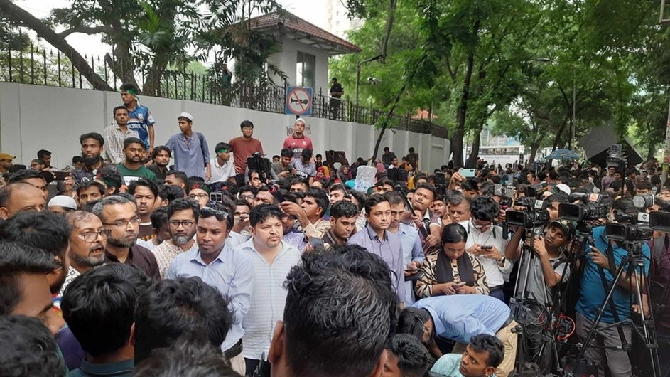 আমাদের দাবি মানলে ২ মিনিটেই যমুনার সামনে থেকে সরে যাবো: জবি শিক্ষক