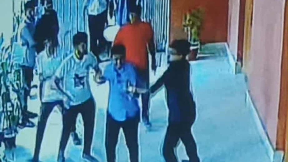 সোহরাওয়ার্দী কলেজ ক‍্যাম্পাসে 'মব' সৃষ্টি করে বৈষম্যবিরোধী আহ্বায়কের ওপর ছাত্রদলের হামলা