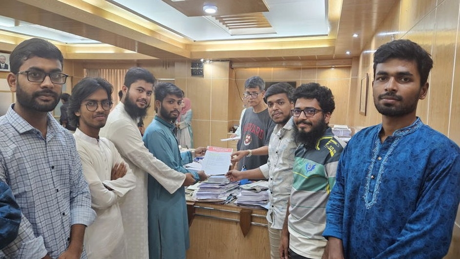 জুলাই স্মৃতিস্তম্ভ নির্মাণ সহ ৪ দফা দাবিতে চবি ইনকিলাব মঞ্চের স্মারকলিপি