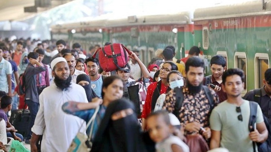 ট্রেনে ঈদযাত্রা শুরু, নাড়ির টানে ঢাকা ছাড়ছে নগরবাসী