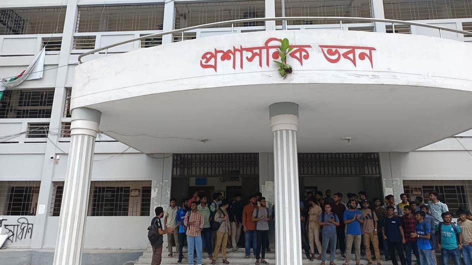 হলে শিক্ষার্থী তুলতে হল প্রশাসনের গড়িমসি, শিক্ষার্থীদের বিক্ষোভ