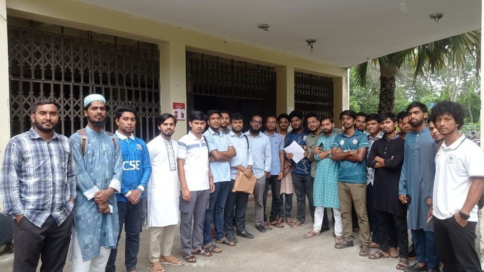 কুবিতে মাইগ্রেশন ফি বাতিলের দাবিতে স্মারকলিপি প্রদান