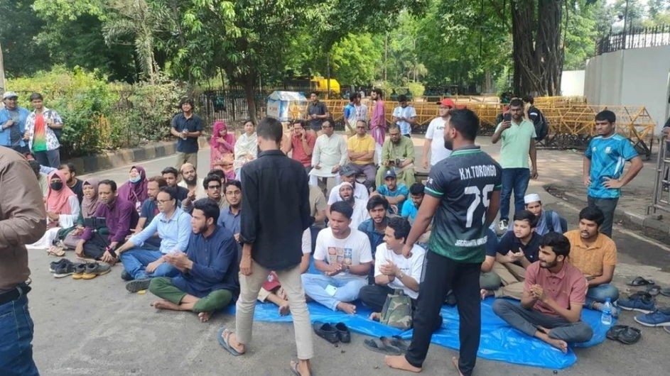 যমুনা অভিমুখের সড়কে জবি শিক্ষার্থীরা, খোলা রয়েছে কাকরাইল মোড়