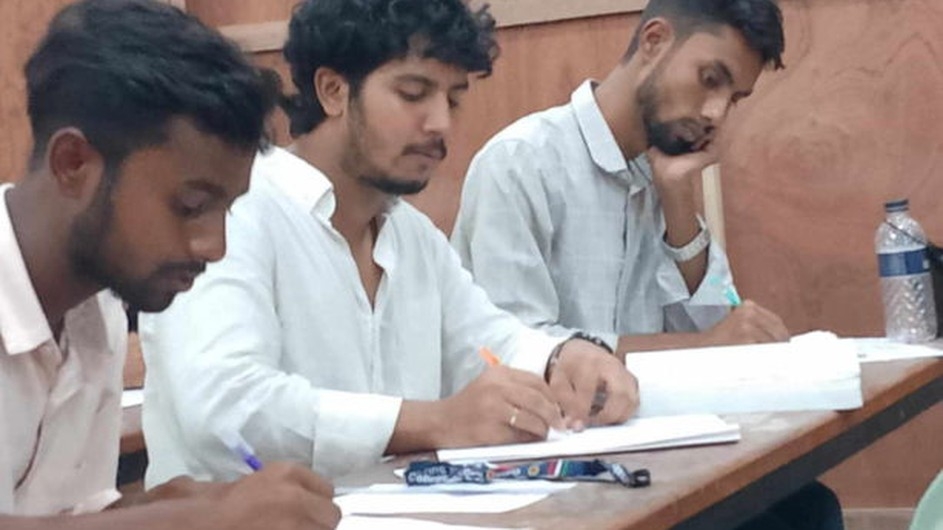 সোহরাওয়ার্দী কলেজের ইসলামিক স্টাডিজ বিভাগের ইনকোর্স পরিক্ষার একটি ছবিকে কেন্দ্র করে সোশ্যাল মিডিয়ায় সয়লাব