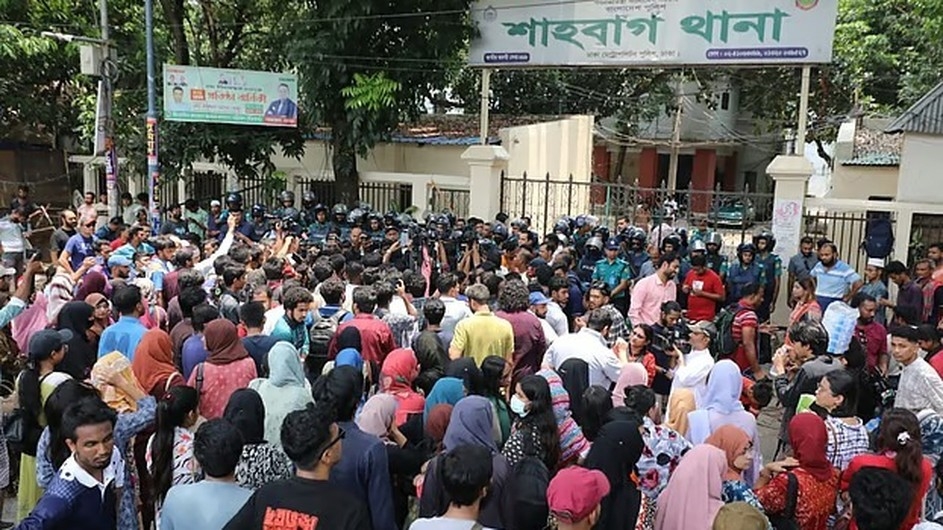 সাম্য হত্যার জড়িতদের গ্রেপ্তারের দাবিতে শাহবাগ থানা ঘেরাও ঢাবি শিক্ষার্থীদের