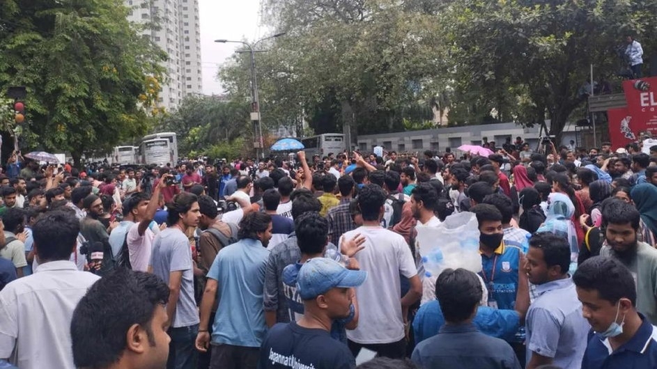 দ্বিতীয় দিনের মতো কাকরাইল মোড়ে জবি শিক্ষার্থীরা, সড়ক অবরোধ