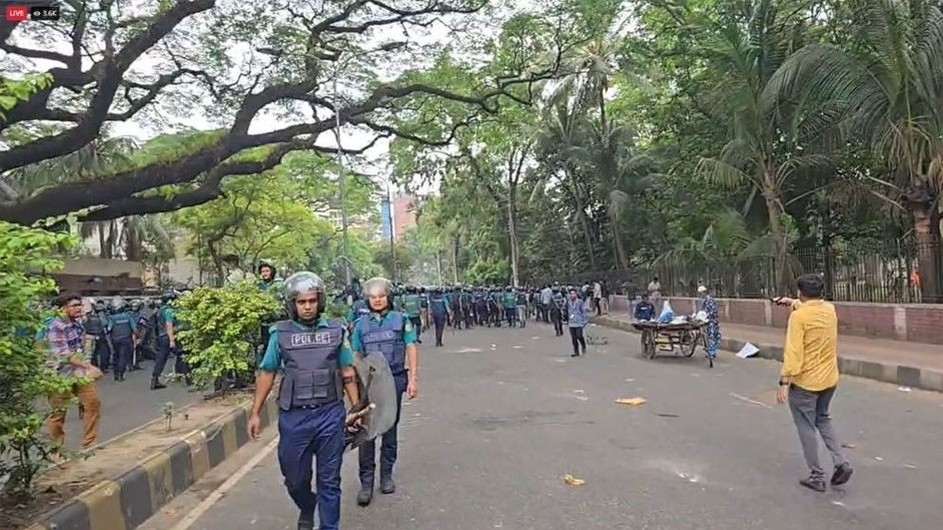 টিয়ারশেল-সাউন্ড গ্রেনেডে জবি শিক্ষার্থীদের ছত্রভঙ্গের চেষ্টা
