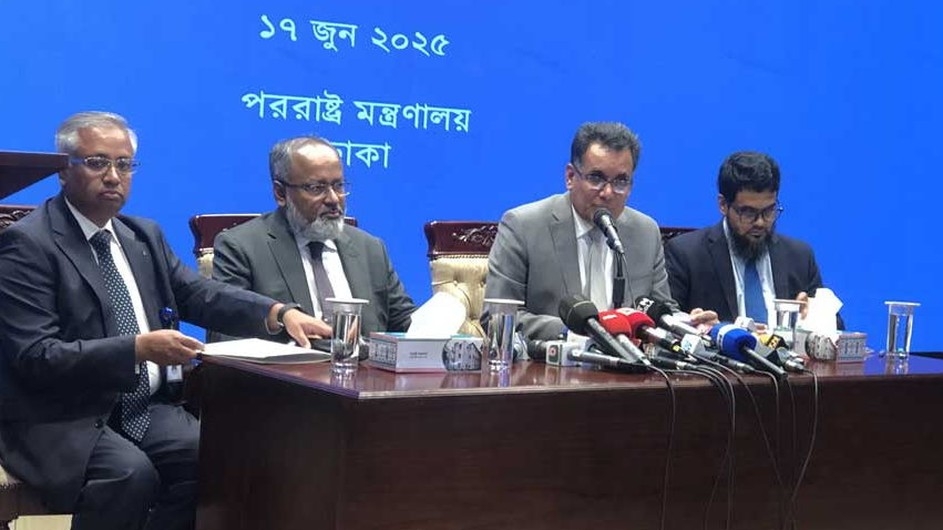 তেহরান থেকে দূতাবাসকর্মী ও প্রবাসীদের সরিয়ে নিচ্ছে বাংলাদেশ