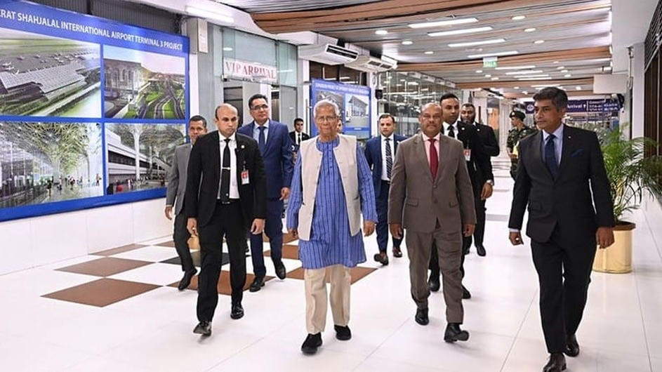 যুক্তরাজ্যের উদ্দেশে ঢাকা ছেড়েছেন প্রধান উপদেষ্টা