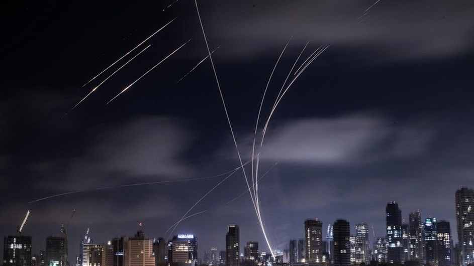 মার্কিন হামলার পর দফায় দফায় ক্ষেপণাস্ত্র নিক্ষেপ করছে ইরান