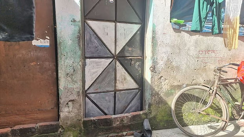 দলটির সভাপতি স্বামী, সম্পাদক স্ত্রী, বাসা কেন্দ্রীয় কার্যালয়