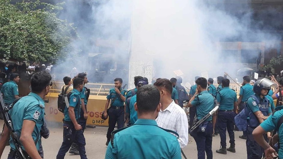 এনটিআরসিএর নিয়োগপ্রত্যাশীদের মিছিল নিয়ন্ত্রণে পুলিশের সাউন্ড গ্রেনেড নিক্ষেপ