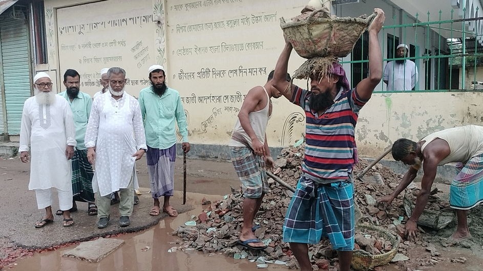 নোয়াখালীতে বিএনপি নেতার অর্থায়নে ২ কিলোমিটার সড়ক সংস্কার