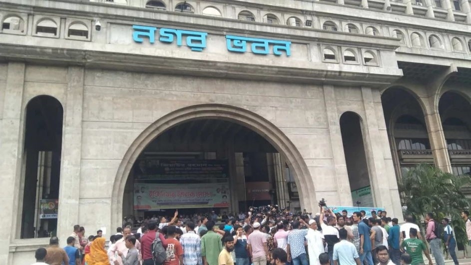 ঈদের বিরতির পর নগর ভবনে ফের ইশরাক, সঙ্গে অনুসারীরা