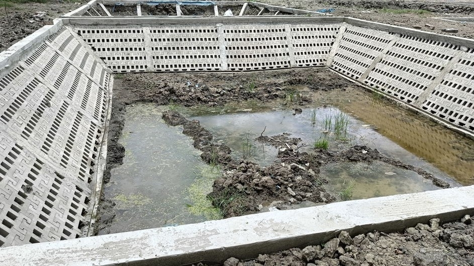 খুবির নির্মাধীন  এক কোটি ত্রিশ লক্ষ টাকার  প্রকল্প ‘পন্ড কমপ্লেক্স’