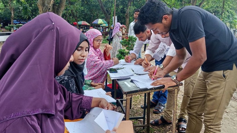 গাজায় চলমান নৃশংসতার প্রতিবাদে ইবিতে 'শোক বই লেখা' ক্যাম্পেইন শুরু