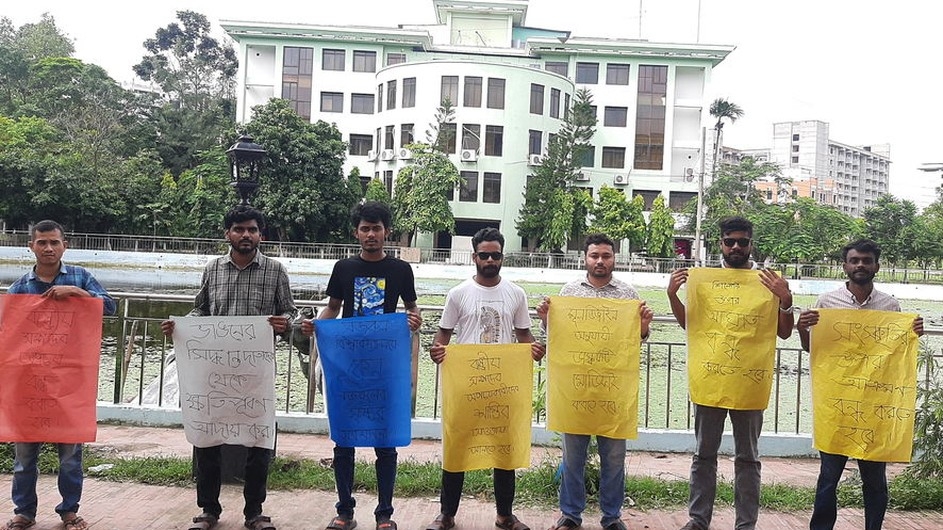 সংস্কারের নামে ভাঙা হচ্ছে ভাস্কর্য, শিক্ষার্থীদের মানববন্ধন