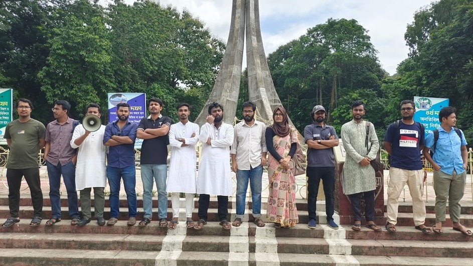 চাকসুর দাবিতে চবিতে বিপ্লবী ছাত্র সমাজের মানববন্ধন