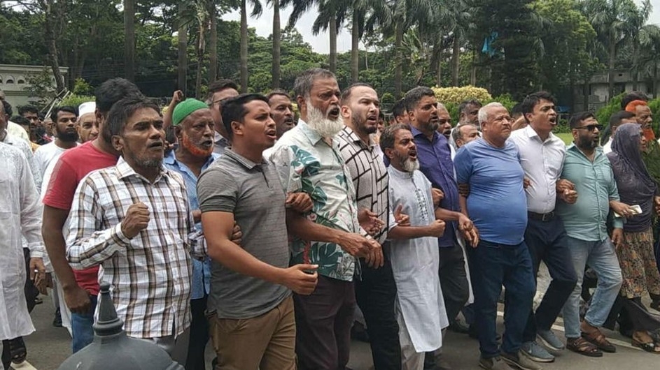 আজও স্লোগানে উত্তাল নগরভবন, বন্ধ প্রধান ফটক