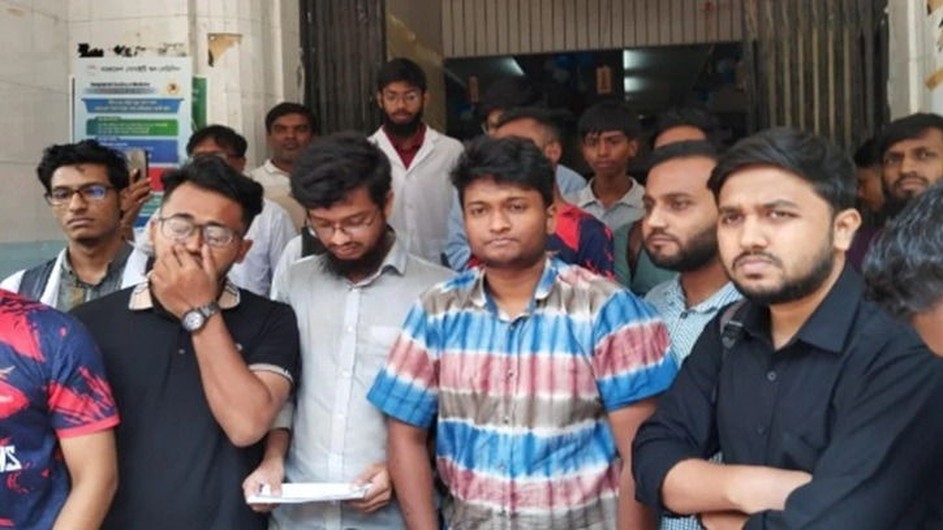 ঢামেক শিক্ষার্থীদের ২৪ ঘণ্টার আল্টিমেটাম, ৫ দফা দাবিতে অনড়